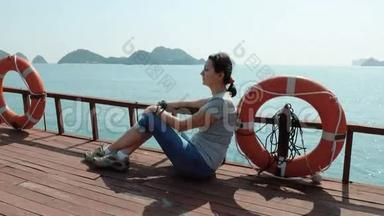 一个女人欣赏<strong>下龙湾</strong>的美丽景色。
